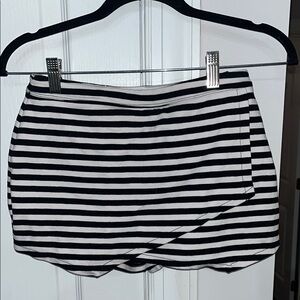 Abercrombie & Fitch black and white striped skort Size XS